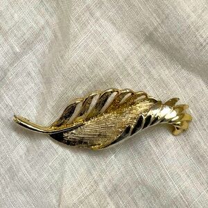 VINTAGE GOLD PLATED LEAF BROOCH